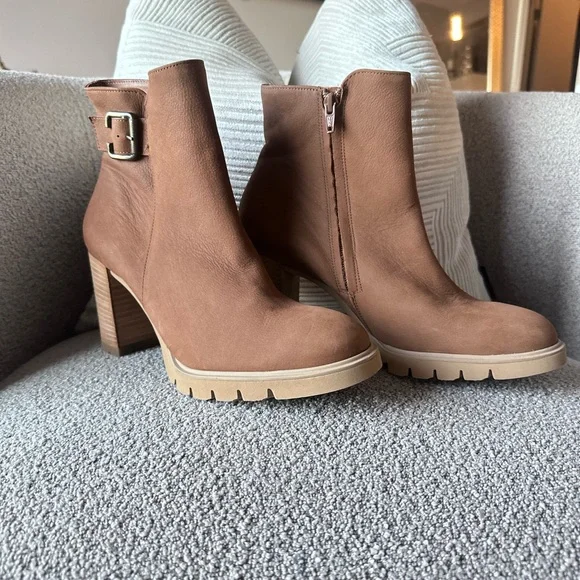 NEW!!! Paul Green Selma Lug Sole Bootie Women's Size 7 Toffee Nubuck - Picture 1 of 6